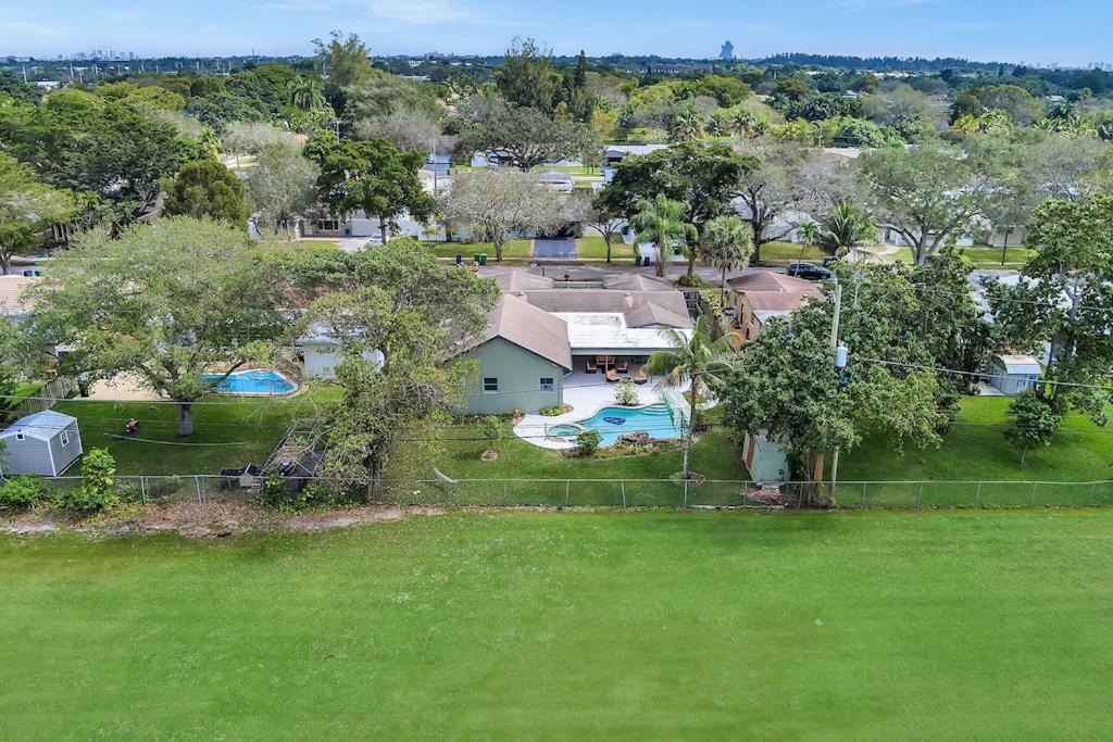 Pool Heat I Firepit And Bbq I 75"Tv I Foosball I 581Mbps Cooper City Bagian luar foto